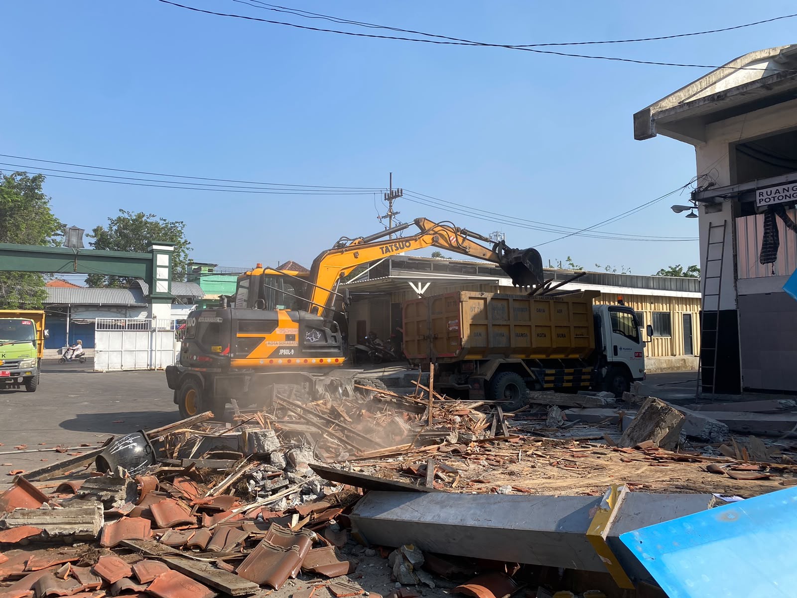 Penataan Kawasan Wisata Religi Ampel, Bangunan Eks RPH Pegirian Mulai Dibongkar