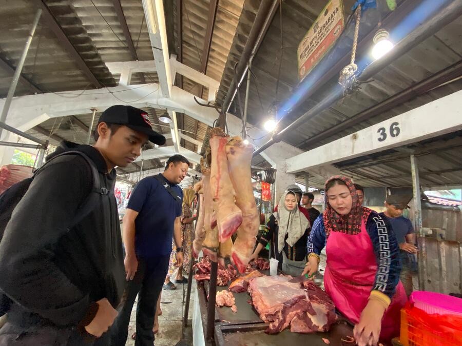 Tim Monitoring Daging RPH Surabaya Pastikan Distribusi dan Pasokan Daging Pasar Arimbi Aman